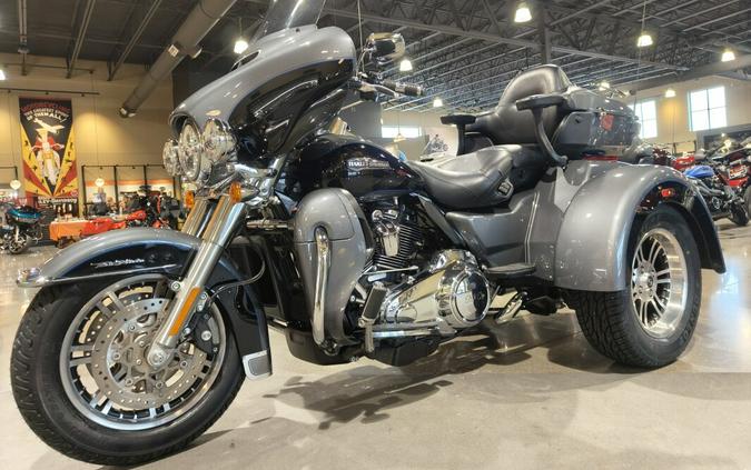 2021 Harley-Davidson® Tri Glide® Ultra Gauntlet Gray Metallic/Vivid Black