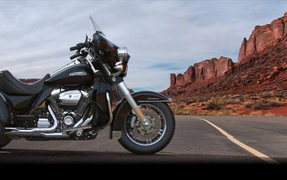 2018 Harley-Davidson Tri Glide Ultra FLHTCUTG BLACK TEMPEST
