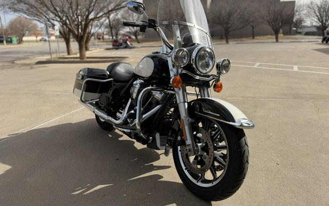2022 Police Road King Vivid Black / Birch White / Silver pinstripe