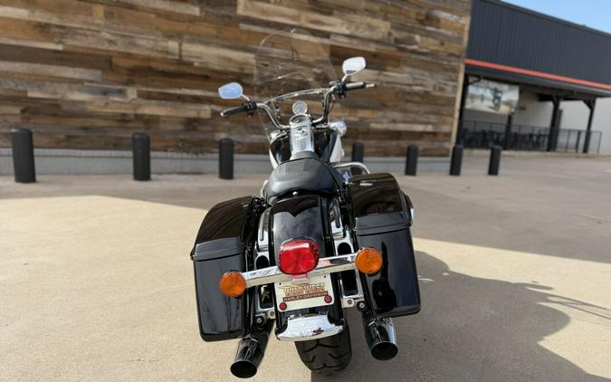 2022 Police Road King Vivid Black / Birch White / Silver pinstripe