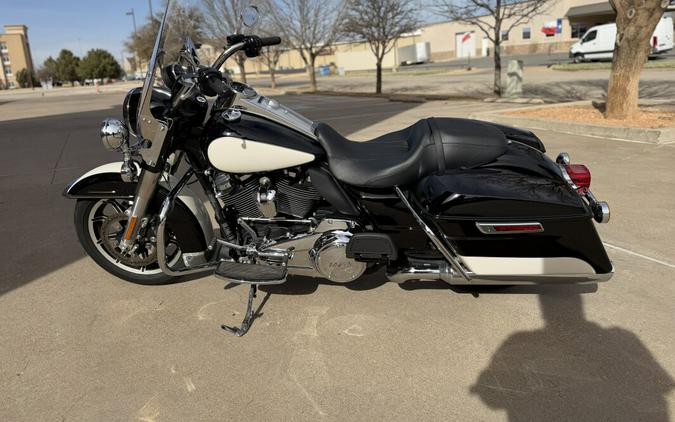 2022 Police Road King Vivid Black / Birch White / Silver pinstripe