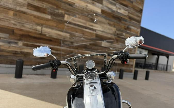 2022 Police Road King Vivid Black / Birch White / Silver pinstripe