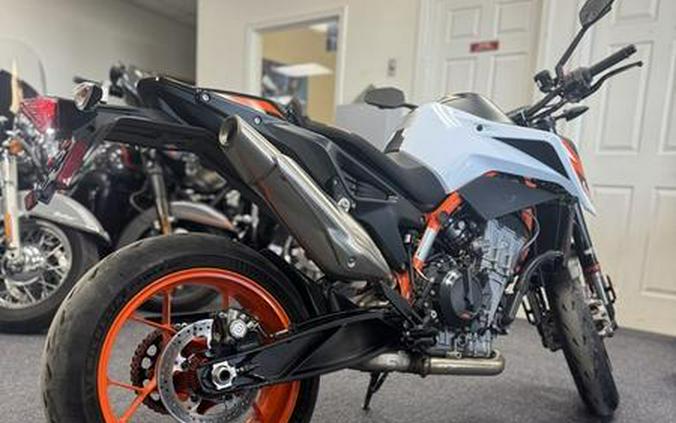 2021 KTM 890 Duke R