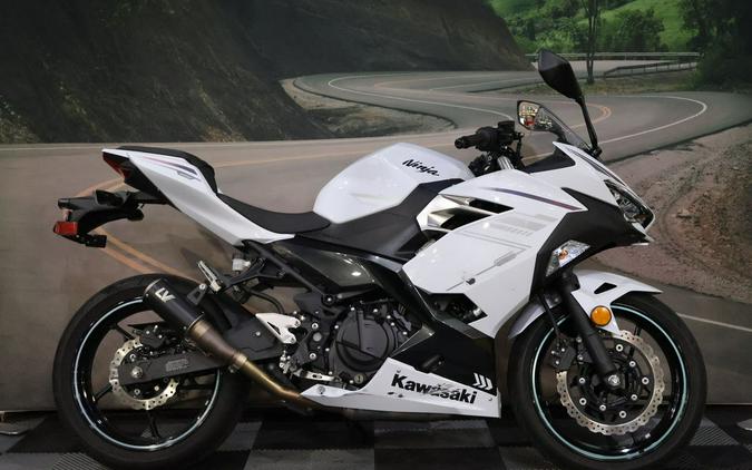 2023 Kawasaki Ninja® 400 Pearl Blizzard White/Metallic Carbon Gray