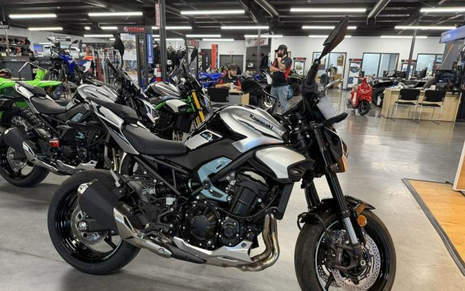 2025 Kawasaki Z900 ABS Galaxy Silver/Metallic Spark Black