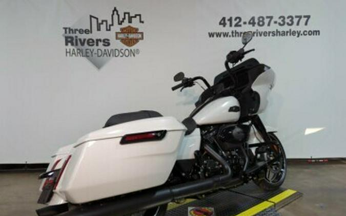 2024 Harley-Davidson Road Glide® White Onyx Pearl – Black Finish