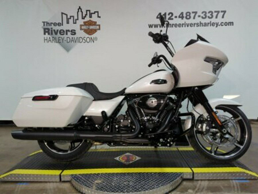 2024 Harley-Davidson Road Glide® White Onyx Pearl – Black Finish