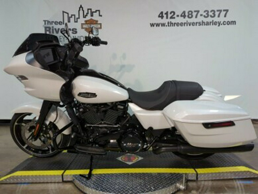 2024 Harley-Davidson Road Glide® White Onyx Pearl – Black Finish