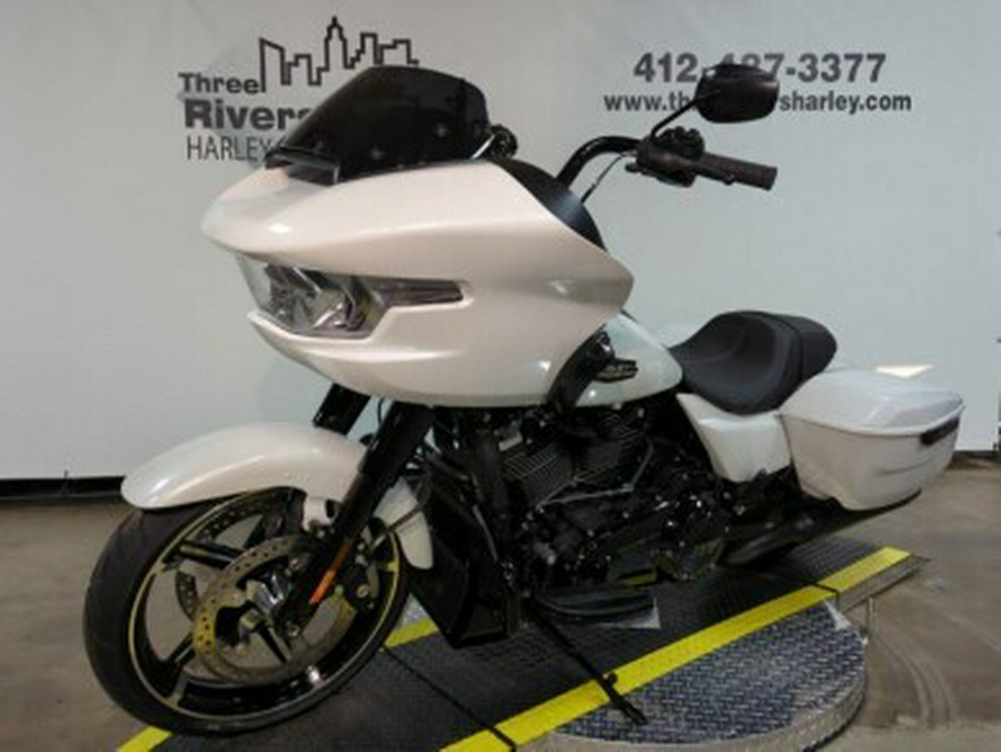 2024 Harley-Davidson Road Glide® White Onyx Pearl – Black Finish