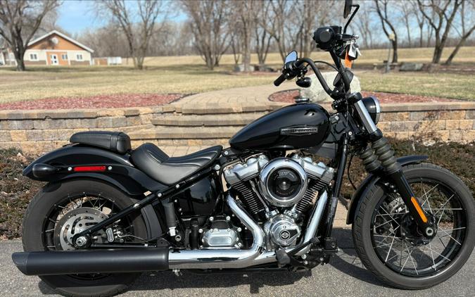2025 Harley-Davidson® Street Bob® Vivid Black w/Laced Wheels