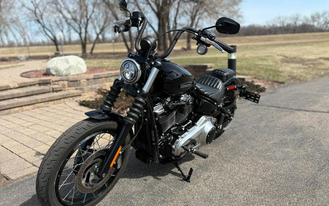 2025 Harley-Davidson® Street Bob® Vivid Black w/Laced Wheels