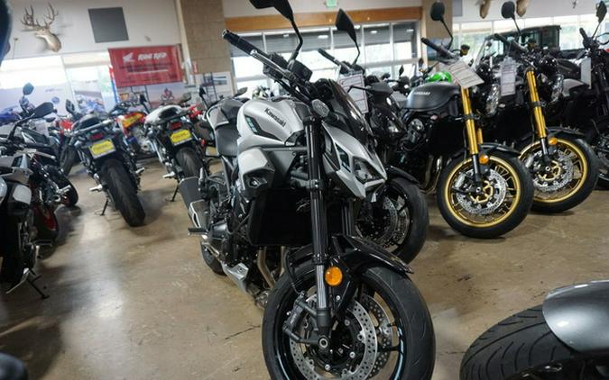 2025 Kawasaki Z900 ABS Galaxy Silver/Metallic Spark Black