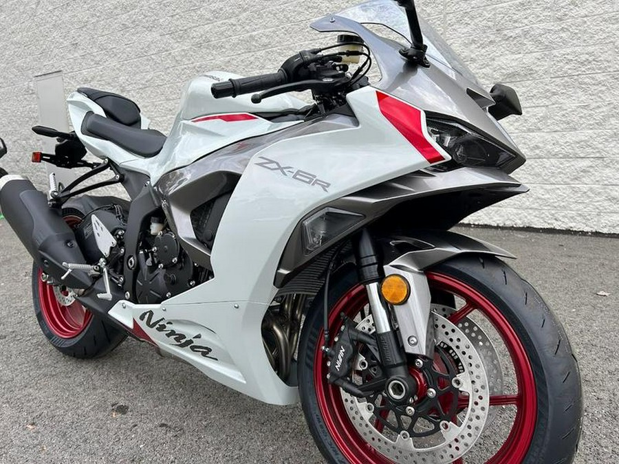 2024 Kawasaki Ninja® ZX™-6R Pearl Robotic White/Metallic Graphite 