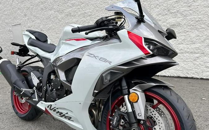 2024 Kawasaki Ninja® ZX™-6R Pearl Robotic White/Metallic Graphite Gray