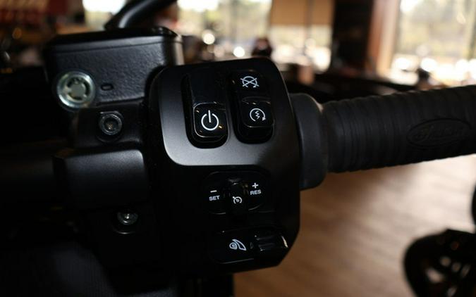 2025 Indian Pursuit Dark Horse Springfield Blue Vivid Crysta