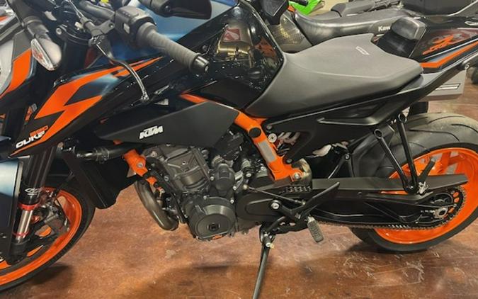 2023 KTM 890 Duke R