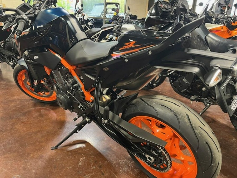 2023 KTM 890 Duke R