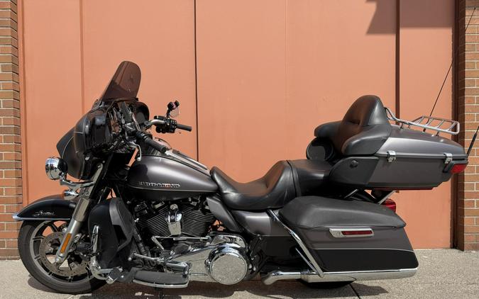 Harley-Davidson® Ultra Limited Low Vivid Black & Charcoal Denim Pinstripe