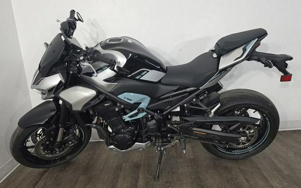 2025 Kawasaki Z900 ABS Galaxy Silver/Metallic Spark Black