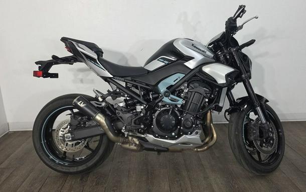 2025 Kawasaki Z900 ABS Galaxy Silver/Metallic Spark Black