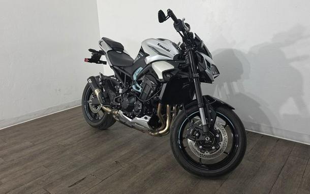 2025 Kawasaki Z900 ABS Galaxy Silver/Metallic Spark Black