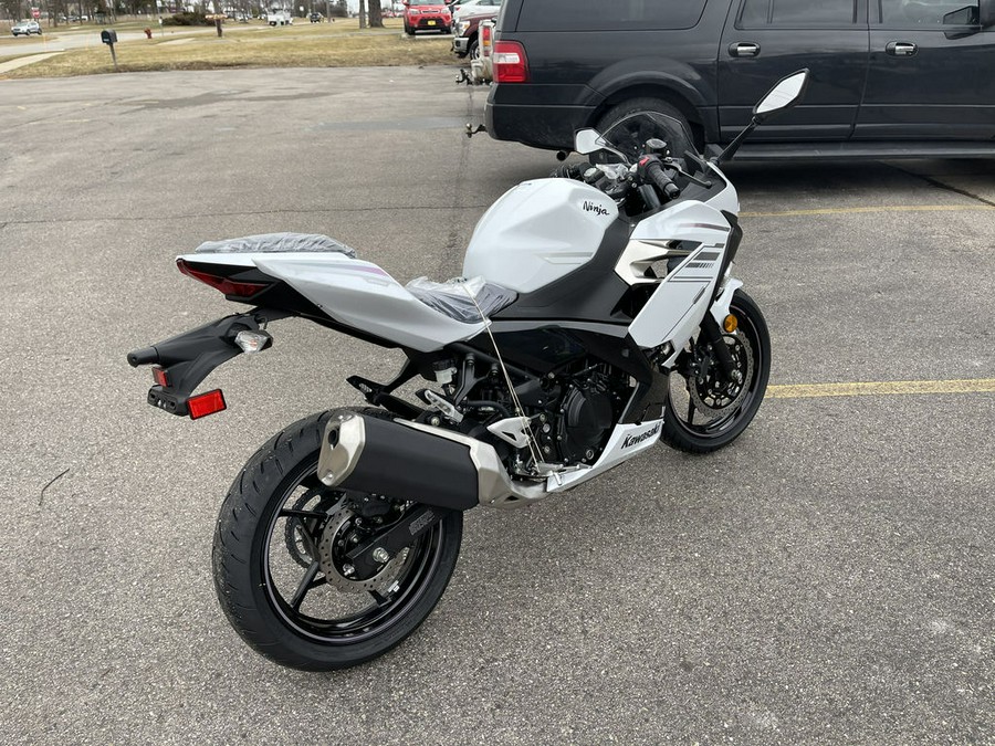 2023 Kawasaki Ninja® 400 Pearl Blizzard White/Metallic Carbon Gray