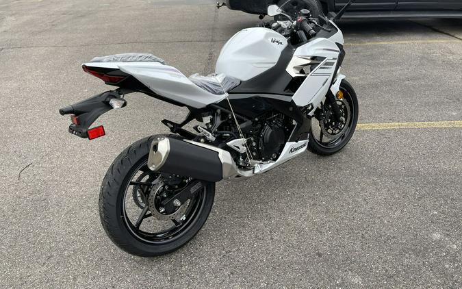 2023 Kawasaki Ninja® 400 Pearl Blizzard White/Metallic Carbon Gray