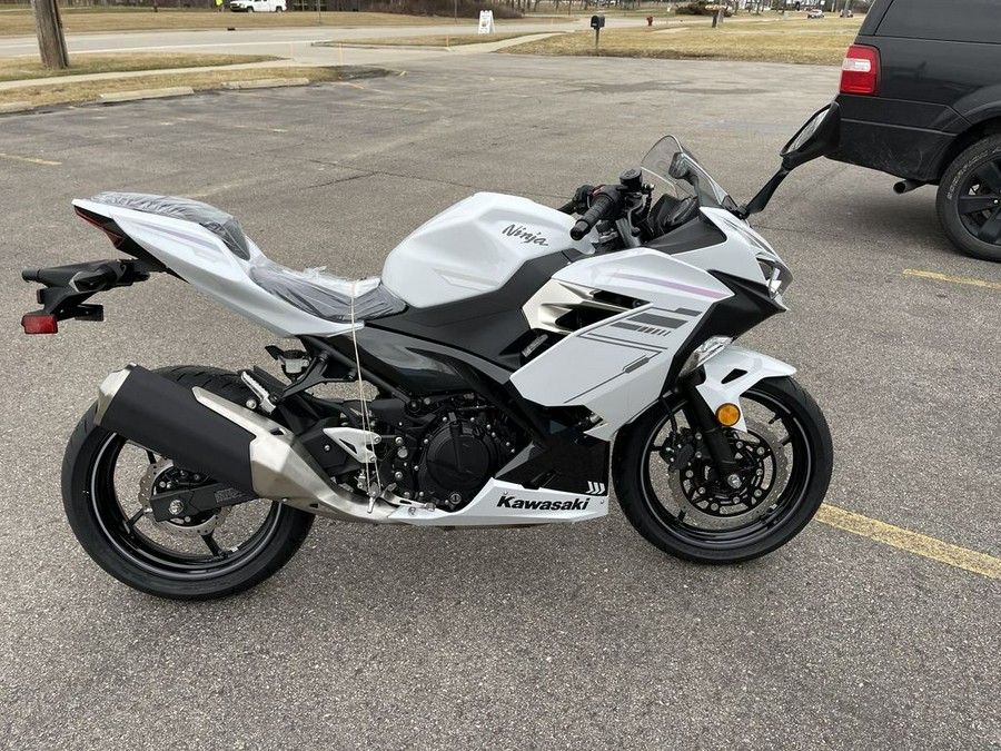 2023 Kawasaki Ninja® 400 Pearl Blizzard White/Metallic Carbon Gray