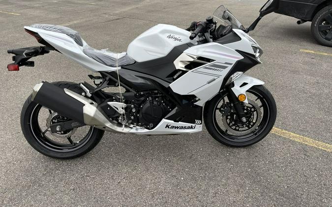 2023 Kawasaki Ninja® 400 Pearl Blizzard White/Metallic Carbon Gray