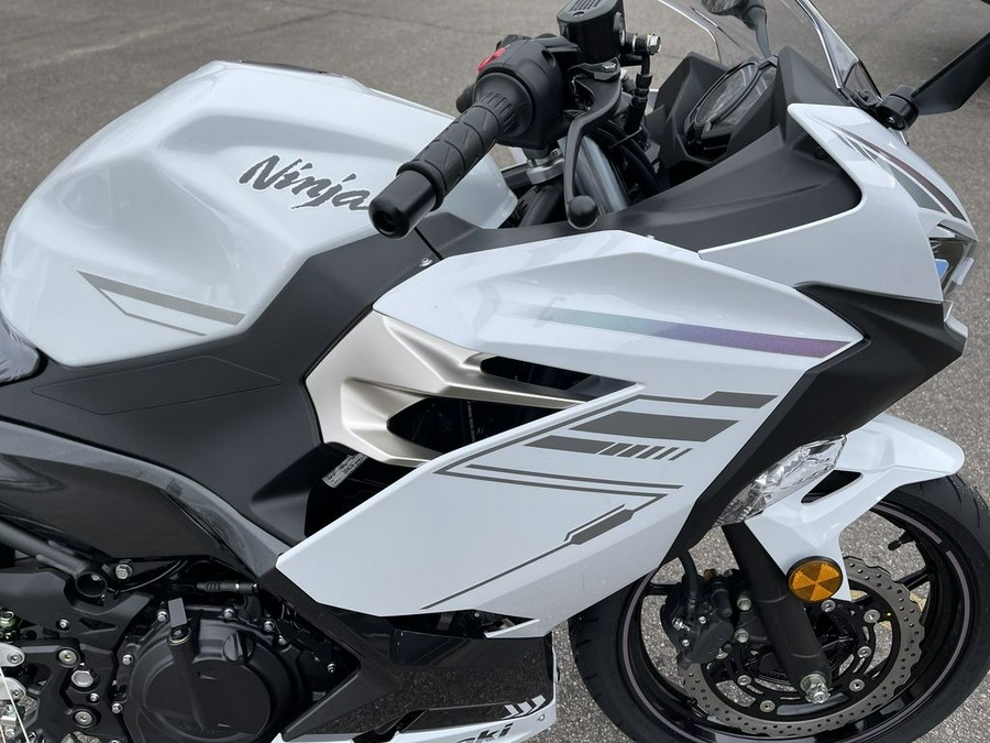 2023 Kawasaki Ninja® 400 Pearl Blizzard White/Metallic Carbon Gray