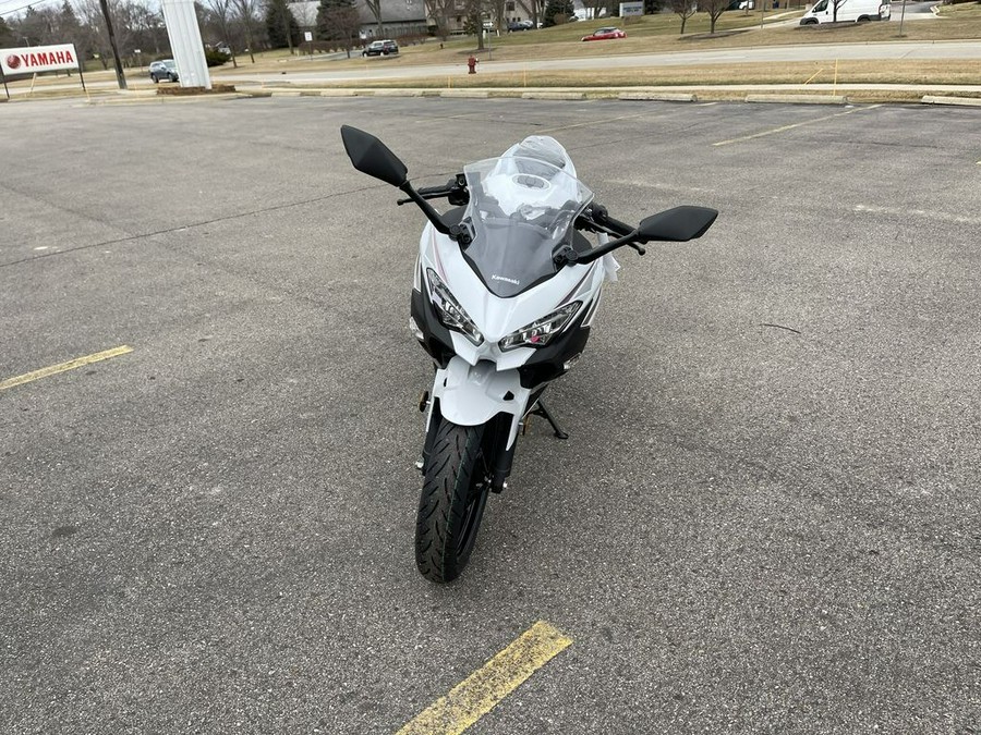 2023 Kawasaki Ninja® 400 Pearl Blizzard White/Metallic Carbon Gray