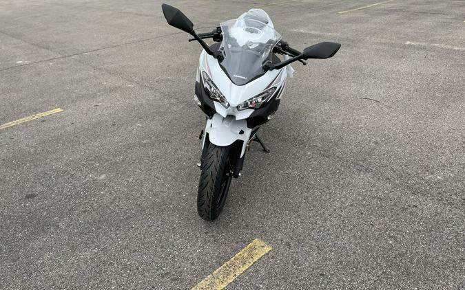 2023 Kawasaki Ninja® 400 Pearl Blizzard White/Metallic Carbon Gray