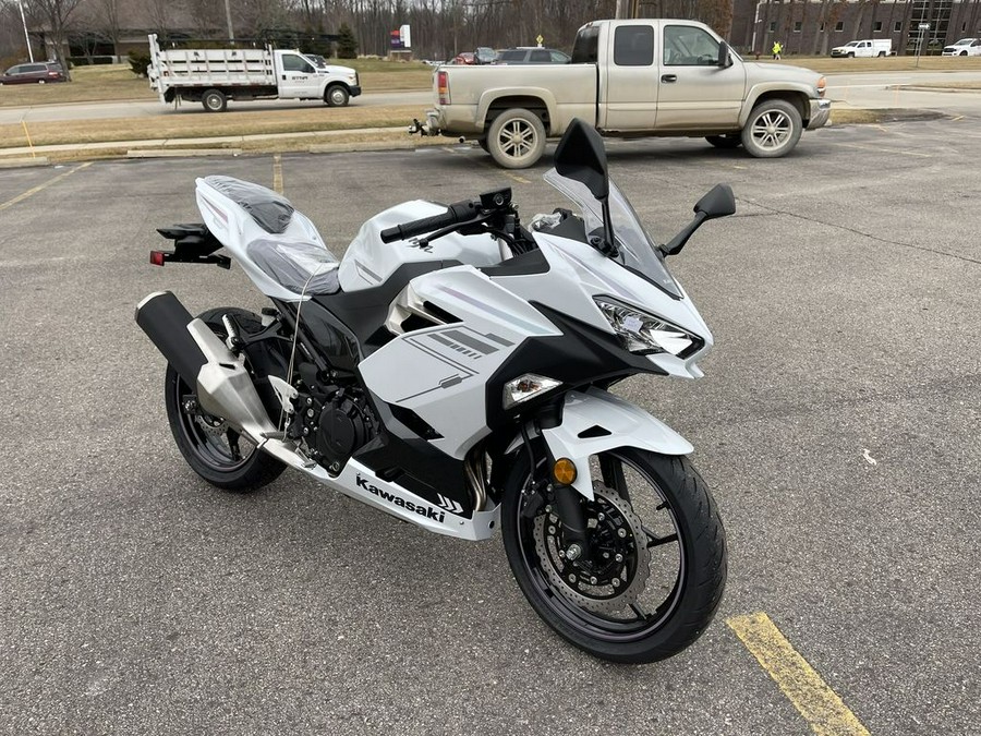 2023 Kawasaki Ninja® 400 Pearl Blizzard White/Metallic Carbon Gray