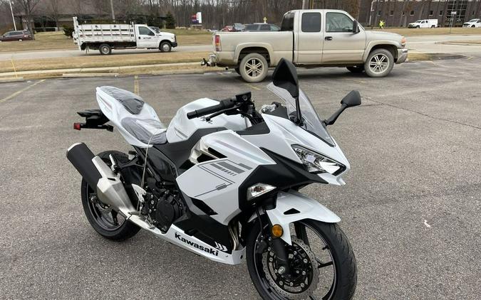 2023 Kawasaki Ninja® 400 Pearl Blizzard White/Metallic Carbon Gray