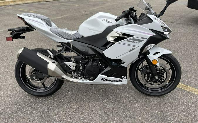 2023 Kawasaki Ninja® 400 Pearl Blizzard White/Metallic Carbon Gray