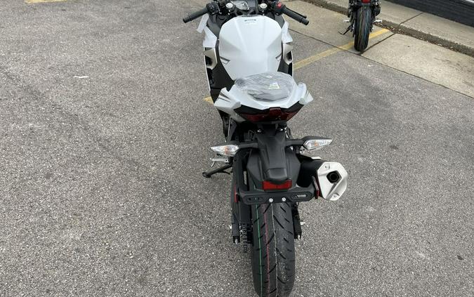 2023 Kawasaki Ninja® 400 Pearl Blizzard White/Metallic Carbon Gray