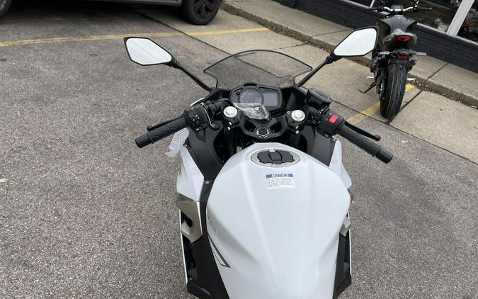 2023 Kawasaki Ninja® 400 Pearl Blizzard White/Metallic Carbon Gray