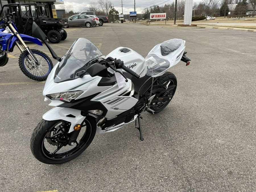 2023 Kawasaki Ninja® 400 Pearl Blizzard White/Metallic Carbon Gray