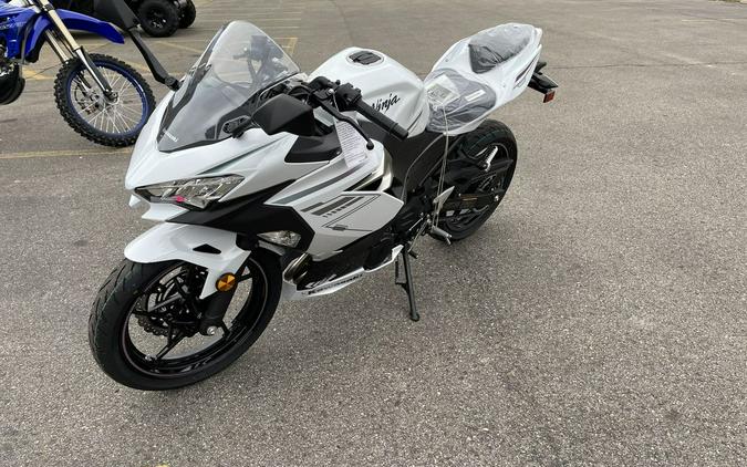 2023 Kawasaki Ninja® 400 Pearl Blizzard White/Metallic Carbon Gray