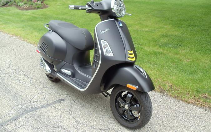 2022 Vespa GTS Super 300 Tech