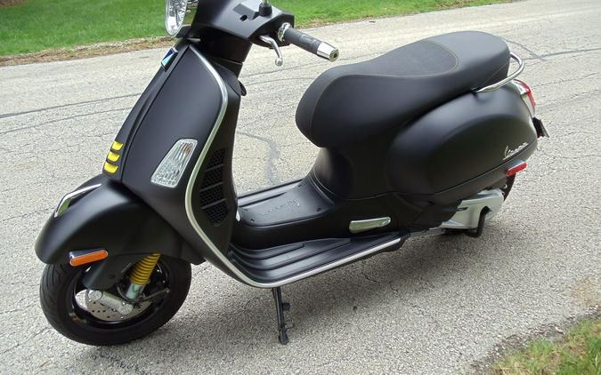 2022 Vespa GTS Super 300 Tech