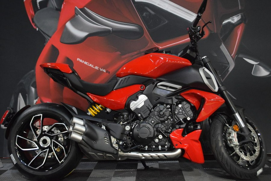 2024 Ducati Diavel V4 Red