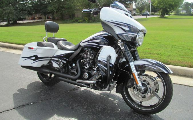 2016 Harley-Davidson® FLHXSE - CVO™ Street Glide®