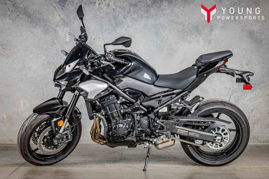 2025 Kawasaki Z900 ABS Metallic Spark Black/Metallic Carbon Gray ABS