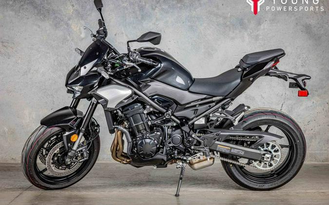 2025 Kawasaki Z900 ABS Metallic Spark Black/Metallic Carbon Gray ABS