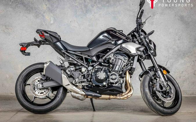 2025 Kawasaki Z900 ABS Metallic Spark Black/Metallic Carbon Gray ABS