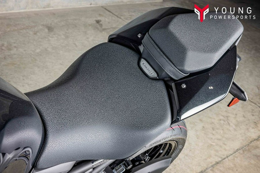 2025 Kawasaki Z900 ABS Metallic Spark Black/Metallic Carbon Gray ABS