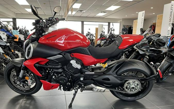 2025 Ducati Diavel V4 Ducati Red V4