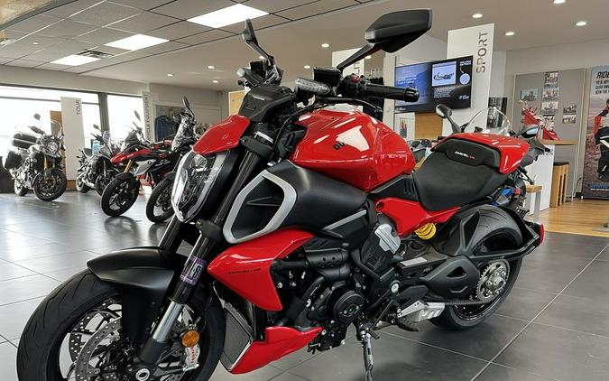 2025 Ducati Diavel V4 Ducati Red V4