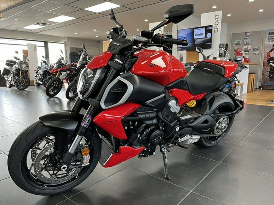 2025 Ducati Diavel V4 Ducati Red V4
